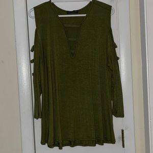 Woman’s green top. Size 1X. 3/4 length sleeve. Cut out design on sleeves. NWT.